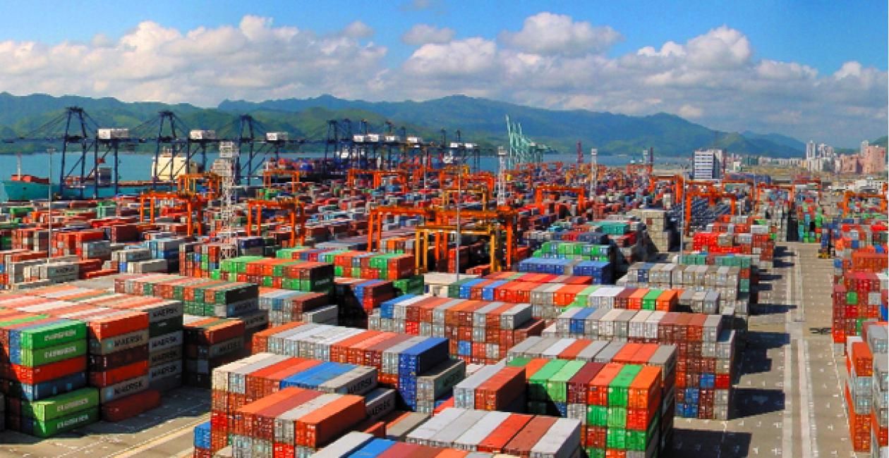 container colorati in un porto